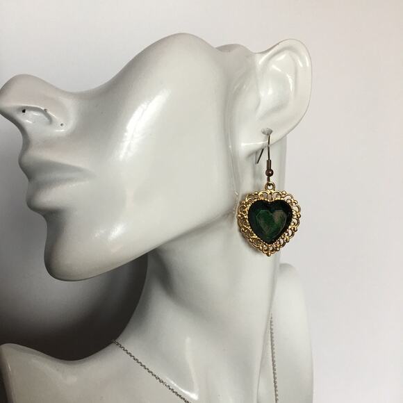 Gold tone deep green heart earrings - Picture 4 of 8